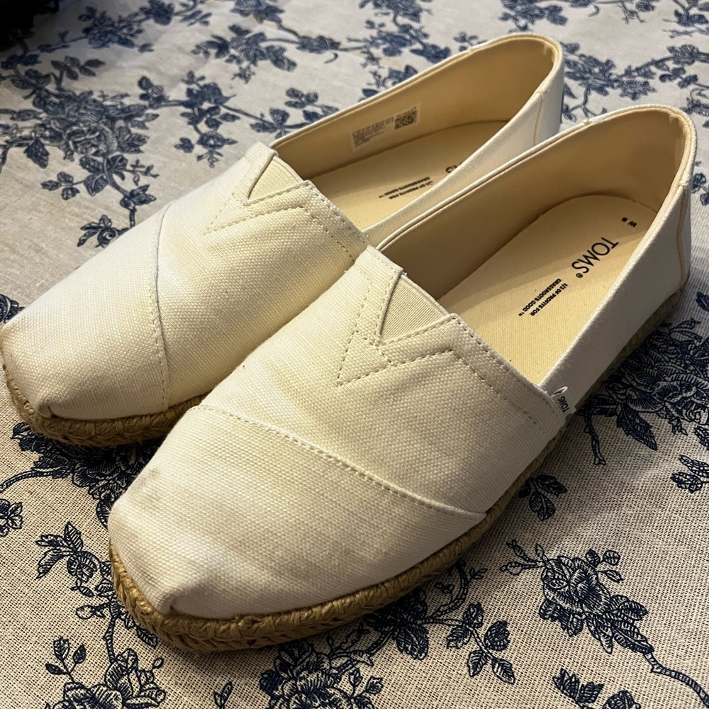 Toms canvas size 8 off white